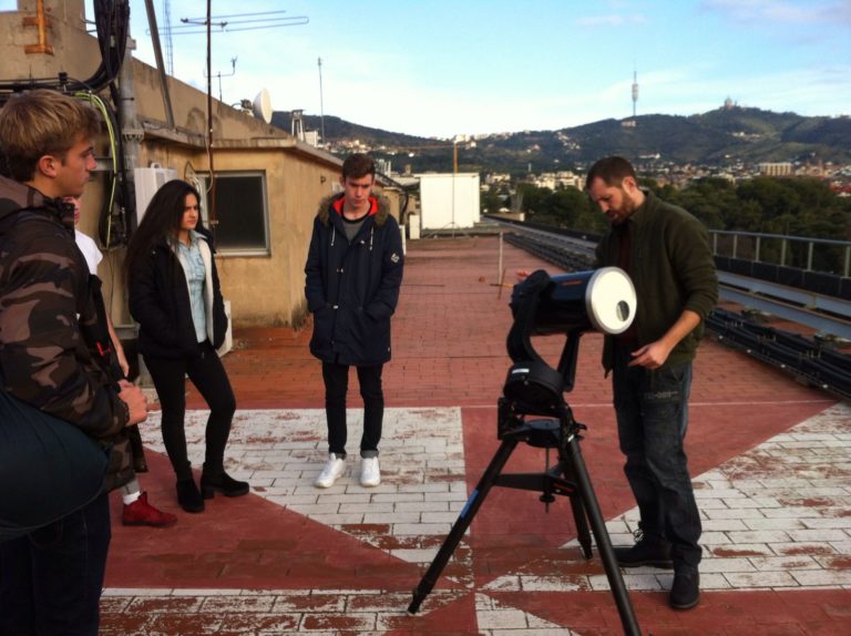 Experiments a la facultat de Física dels alumnes de Batxillerat