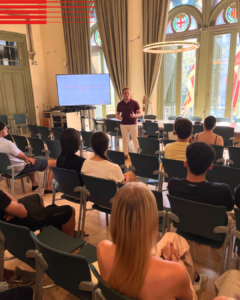 Exalumnes de Prat FP compartint la seva experiència amb el nou alumnat d’Administració i Finances