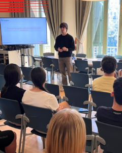 Exalumnes de Prat FP compartint la seva experiència amb el nou alumnat d’Administració i Finances