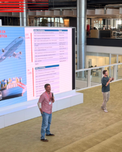 Alumnat de Prat FP coneixent el sector del transport marítim internacional