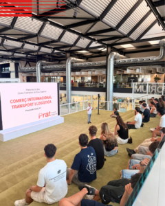 Alumnat de Prat FP durant la visita a les instal·lacions de DFactory Barcelona