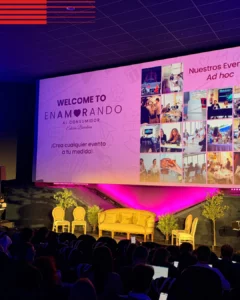 Alumnat de Gestió d'Allotjaments Turístics de Prat FP col·laborant en l'organització de l'escenari d'Enamorando Barcelona 2026.