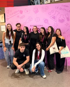 Alumnat del CFGS de Gestió d'Allotjaments Turístics de Prat FP durant la celebració d'Enamorando Barcelona 2026.