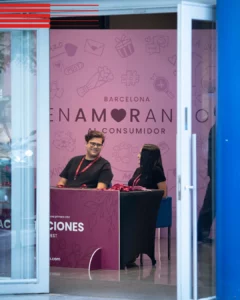 Estudiants de Prat FP participant en l'organització d'Enamorando Barcelona 2026, un esdeveniment de publicitat i creativitat.