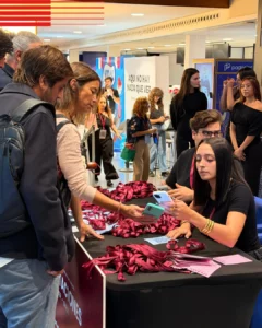 Estudiants del CFGS de Gestió d'Allotjaments Turístics de Prat FP donant la benvinguda als convidats d'Enamorando Barcelona 2026.